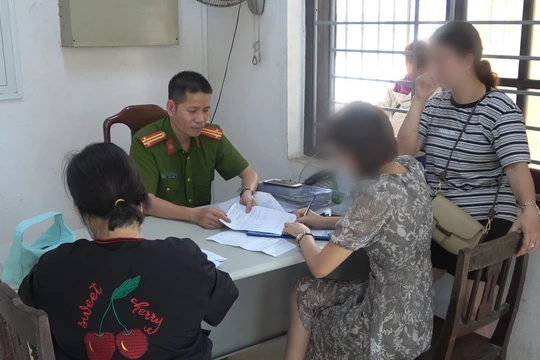 Nạn nhân đến trình báo tại cơ quan công an