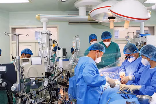 Bác sĩ Bệnh viện Trung ương Huế đang thực hiện ca ghép tạng cho bệnh nhân (Ảnh Tuấn Hiệp)