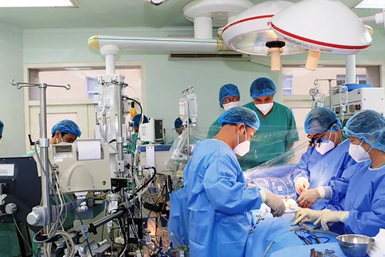 Bác sĩ Bệnh viện Trung ương Huế đang thực hiện ca ghép tạng cho bệnh nhân (Ảnh Tuấn Hiệp)
