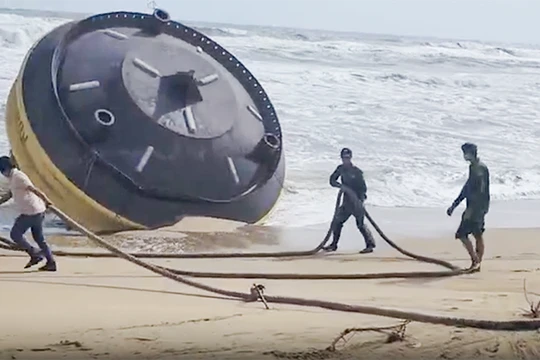Vật thể lạ trôi dạt vào bờ biển Quảng Ngãi có thể là phao biển viễn thám