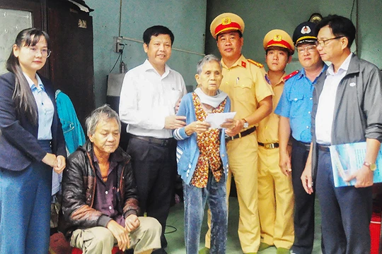 Đoàn công tác của Ban ATGT TP Đà Nẵng thăm gia đình khó khăn và có người tử vong do TNGT. Ảnh: Phú Nam