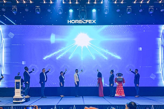 Các đại biểu bấm nút khai mạc “Triển lãm và Diễn đàn công nghệ, đổi mới sáng tạo ngành khách sạn” - HorecFex Việt Nam 2024