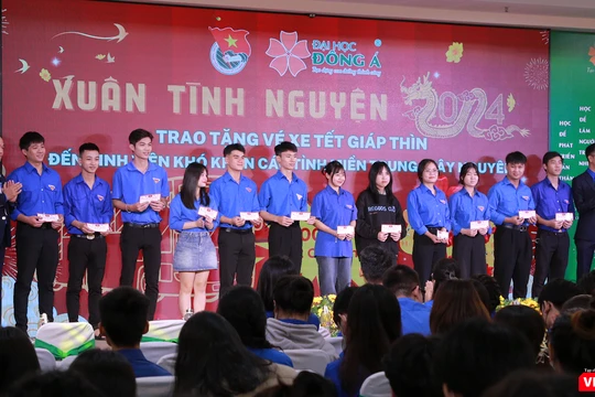 ĐH Đông Á tặng 300 vé xe và 2 chuyến xe Tết cho sinh viên khó khăn