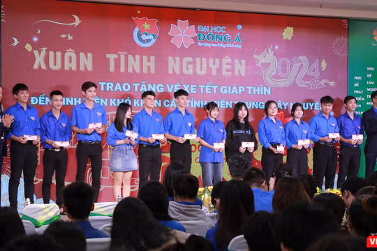 ĐH Đông Á tặng 300 vé xe và 2 chuyến xe Tết cho sinh viên khó khăn