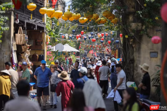 Mùng 4 Tết, du khách vẫn ùn ùn đổ về Hội An