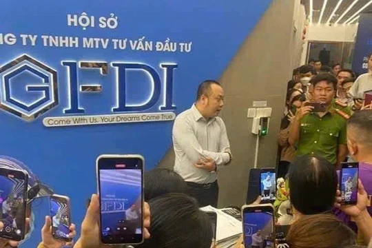 Khách hàng tập trung tại trụ sở Công ty GFDI tại Đà Nẵng để đòi quyền lợi