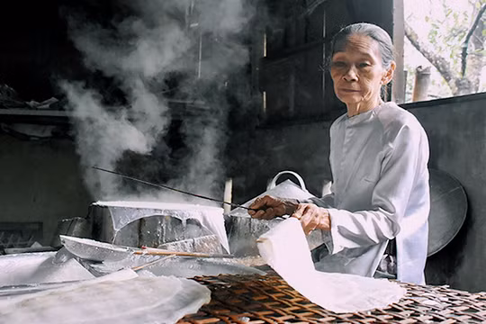 Nghệ nhân làng nghề thủ công truyền thống làm bánh tráng Túy Loan (xã Hòa Phong, huyện Hòa Vang, Đà Nẵng. (Ảnh Thanh Thảo-danang.gov.vn)