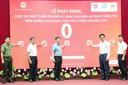 Cục trưởng Cục An toàn thông tin, Bộ TT&TT Lê Văn Tuấn và Phó Chủ tịch Thường trực UBND tỉnh Thừa Thiên Huế Nguyễn Thanh Bình, cùng các đại biểu bấm nút khởi động cuộc thi.