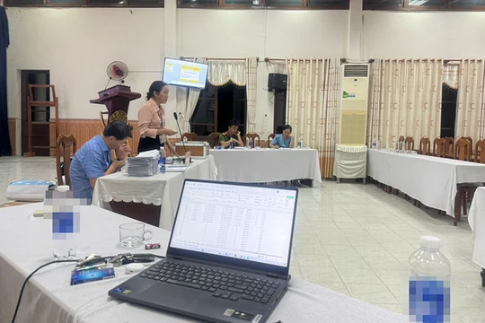 Quang cảnh buổi đấu giá mỏ cát ĐB2B ở xã Điện Thọ (Điện Bàn, Quảng Nam). Ảnh CTV.