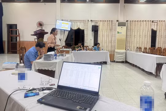 Quang cảnh buổi đấu giá mỏ cát ĐB2B ở xã Điện Thọ (Điện Bàn, Quảng Nam). Ảnh CTV.