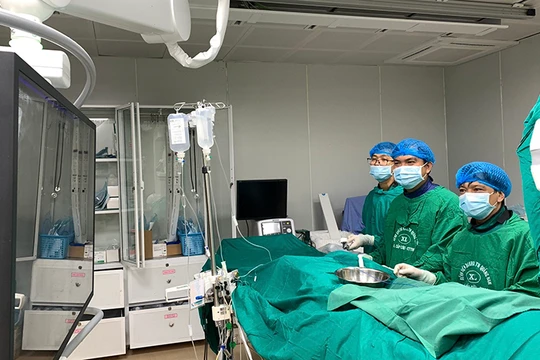 Ê kíp bác sĩ Bệnh viện Đa khoa Trung ương Quảng Nam đang điều trị cho bệnh nhân