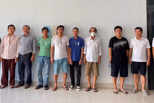 Các đối tượng trong đường dây cá độ bóng đá qua mạng (ảnh CATP)