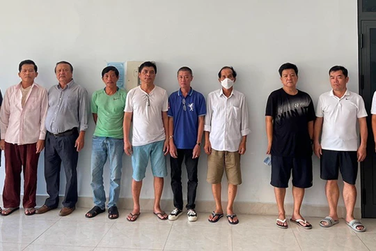 Các đối tượng trong đường dây cá độ bóng đá qua mạng (ảnh CATP)