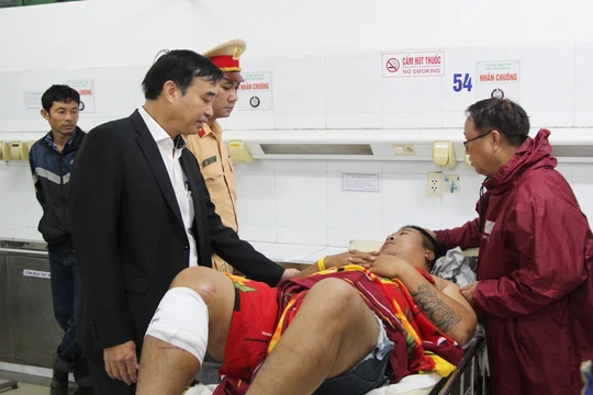 Ông Lê Trung Chinh - Chủ tịch UBND TP Đà Nẵng - thăm hỏi, động viên các nạn nhân đang điều trị tại bệnh viện