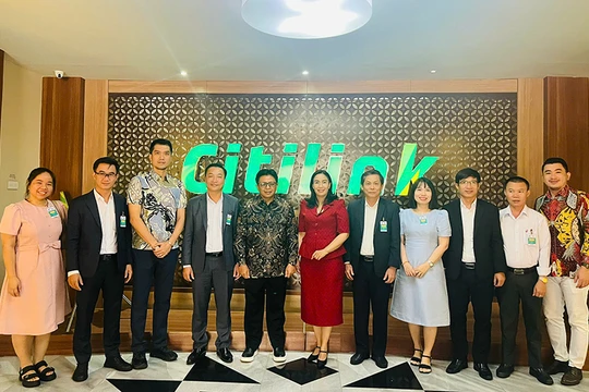 Bà Nguyễn Thị Anh Thi (áo đỏ), Phó Chủ tịch UBND TP Đà Nẵng, cùng đoàn công tác đã làm việc với các hãng hàng không Garuda Indonesia và Citilink Indonesia để xúc tiến đường bay trực tiếp đến Đà Nẵng.