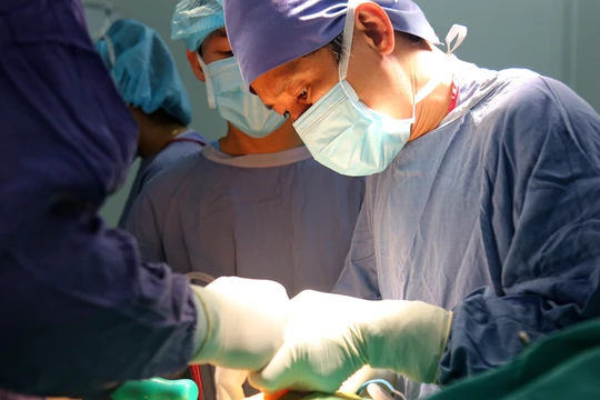 Các bác sĩ Bệnh viện hữu nghị Việt Đức đang phẫu thuật thay khớp háng cho bệnh nhân.