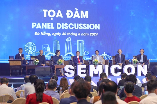 Các chuyên gia tham dự toạ đàm tại Hội nghị Xúc tiến đầu tư vi mạch bán dẫn Đà Nẵng trong khuôn khổ sự kiện Ngày Vi mạch bán dẫn Đà Nẵng năm 2024 diễn ra ngày 30/8