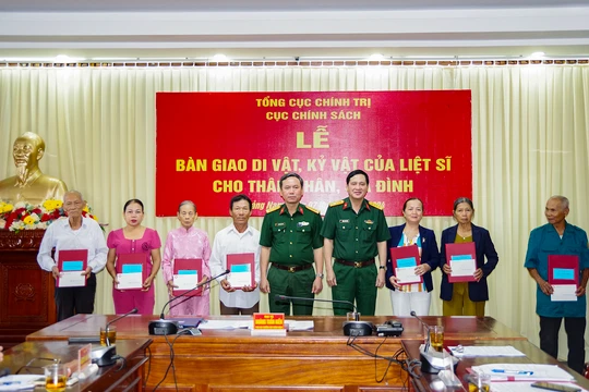 Quang cảnh trao di vật, kỷ vật của 14 liệt sĩ cho thân nhân và gia đình trên địa bàn tỉnh Quảng Nam.