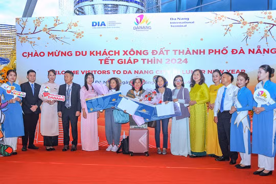 Lễ đón du khách quốc tế đầu tiên xông đất Đà Nẵng trong ngày Mồng 1 Tết Nguyên đán Giáp Thìn 2024