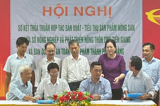 Doanh nghiệp cung ứng thực phẩm của tỉnh Tiền Giang ký hợp tác cung cấp thực phẩm an toàn cho TP Đà Nẵng.