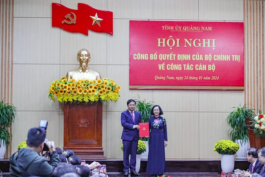 Bà Trương Thị Mai - Ủy viên Bộ Chính trị, Thường trực Ban Bí thư, Trưởng Ban Tổ chức Trung ương - trao quyết định phân công ông Lương Nguyễn Minh Triết giữ chức Bí thư Tỉnh ủy Quảng Nam nhiệm kỳ 2020-2025.