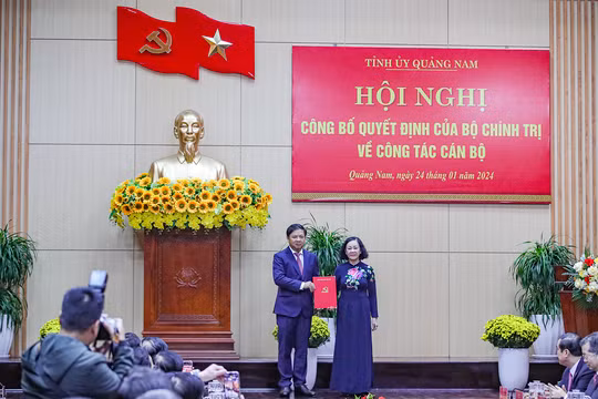 Bà Trương Thị Mai - Ủy viên Bộ Chính trị, Thường trực Ban Bí thư, Trưởng Ban Tổ chức Trung ương - trao quyết định phân công ông Lương Nguyễn Minh Triết giữ chức Bí thư Tỉnh ủy Quảng Nam nhiệm kỳ 2020-2025.