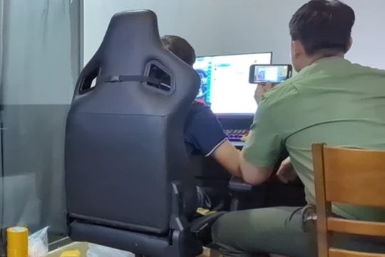 Lực lượng công an bắt quả tang các đối tượng đang thực hiện hành vi phát tán mã độc, cướp tài khoản mạng xã hội để sử dụng vào hoạt động vi phạm pháp luật, thu lợi bất chính. (ảnh cơ quan Công an cung cấp)