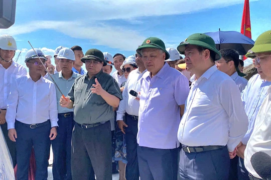 Thủ tướng Phạm Minh Chính thị sát và chỉ đạo thi công tại công trường dự án bến cảng Liên Chiểu và đường ven biển nối cảng Liên Chiểu.