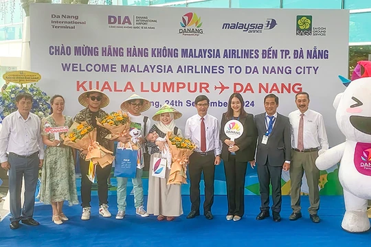 Những hành khách đầu tiên được lãnh đạo ngành du lịch Đà Nẵng chào đón