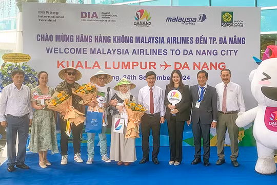 Những hành khách đầu tiên được lãnh đạo ngành du lịch Đà Nẵng chào đón