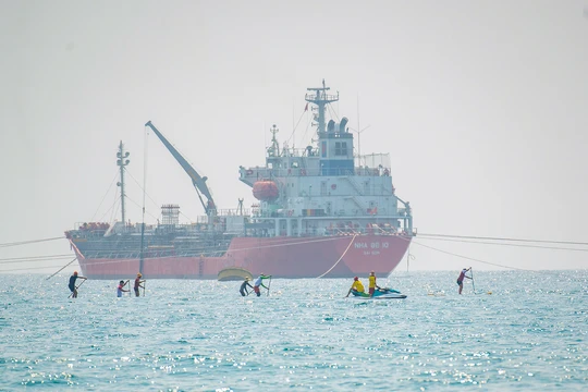 Cần đảm bảo an toàn cho người dân, du khách khi tham gia chèo SUP trên bãi biển Mân Thái, quận Sơn Trà, TP Đà Nẵng