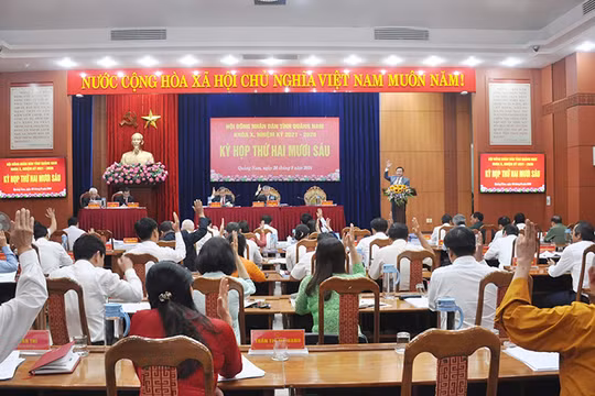 Các đại biểu HĐND tỉnh Quảng Nam biểu quyết thông qua việc chi hơn 158 tỷ đồng hỗ trợ học phí cho học sinh trong 2 năm học 2024-2025 và năm học 2025-2026.