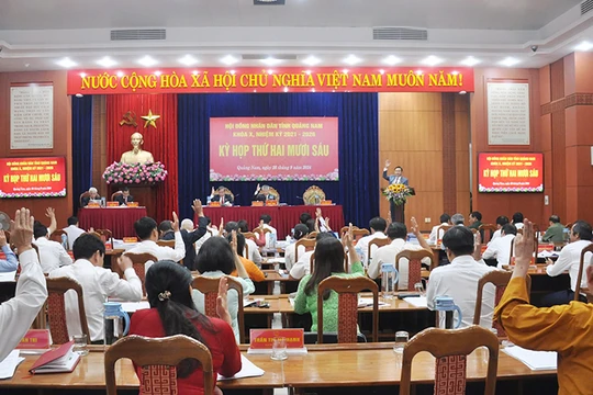 Các đại biểu HĐND tỉnh Quảng Nam biểu quyết thông qua việc chi hơn 158 tỷ đồng hỗ trợ học phí cho học sinh trong 2 năm học 2024-2025 và năm học 2025-2026.