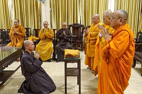 Đương sự Thích Nhuận Nghi nhận lỗi và sám hối trước Ban Thường trực Ban Trị sự GHPGVN tỉnh Đồng Nai (Ảnh: Ban TTTT GHPGVN tỉnh Đồng Nai)