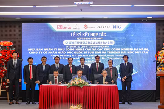 Quang cảnh lễ Ký kết thỏa thuận hợp tác ba bên về đào tạo thiết kế vi mạch, bán dẫn giữa Ban Quản lý Khu công nghệ cao và các khu công nghiệp Đà Nẵng, Công ty CP Giáo dục quốc tế Sun Edu và trường Đại học Duy Tân.
