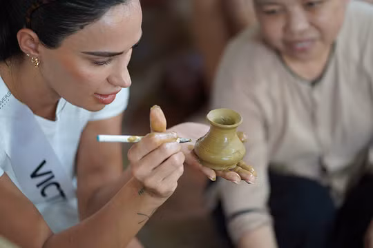 Thí sinh Hoa hậu hoàn vũ Úc trải nghiệm làm gốm, quảng bá du lịch Hội An
