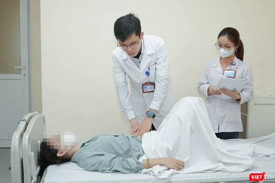 Bác sĩ thăm khám cho bệnh nhân sau phẫu thuật (Ảnh BVCC)