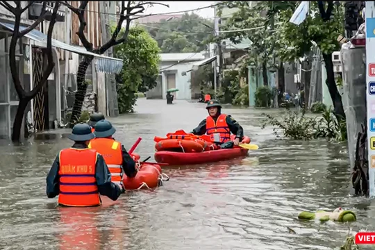 Lực lượng quân đội chèo thuyền ứng cứu người dân tại tuyến Trưng Nữ Vương (TP Đà Nẵng) bị ngập sâu trong nước.