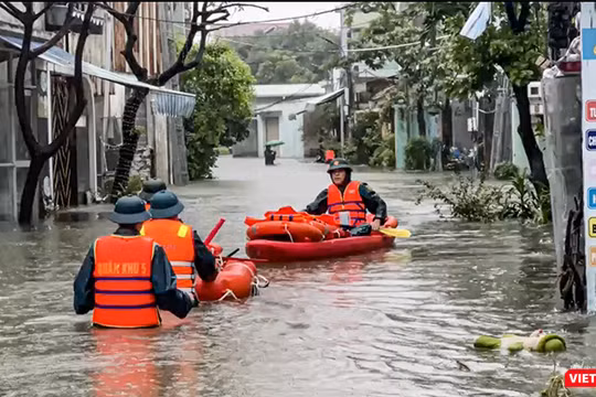 Lực lượng công an sơ tán dân bị ảnh hưởng của thiên tai ở Đà Nẵng.
