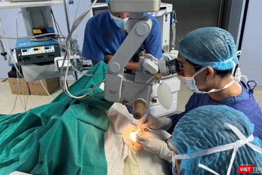 Các bác sĩ Bệnh viện Trung ương Quân đội 108đang thực hiện ca ghép giác mạc cho bệnh nhân (Ảnh BVCC)
