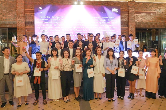 Sở Du lịch Đà Nẵng trao 50 con dấu riêng biệt của 50 địa điểm ẩm thực đặc sắc tại Đà Nẵng dành cho du khách trải nghiệm chương trình “Hộ chiếu ẩm thực”.