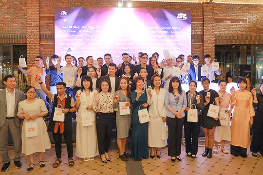 Sở Du lịch Đà Nẵng trao 50 con dấu riêng biệt của 50 địa điểm ẩm thực đặc sắc tại Đà Nẵng dành cho du khách trải nghiệm chương trình “Hộ chiếu ẩm thực”.