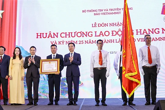 Bộ trưởng Bộ TT&TT Nguyễn Mạnh Hùng trao tặng Huân chương Lao động Hạng Nhất cho báo VietNamNet.