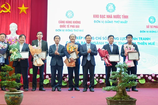 Lãnh đạo tỉnh Thừa Thiên Huế trao chứng nhận xếp hạng DDCI năm 2023 nhóm các sở, ban, ngành