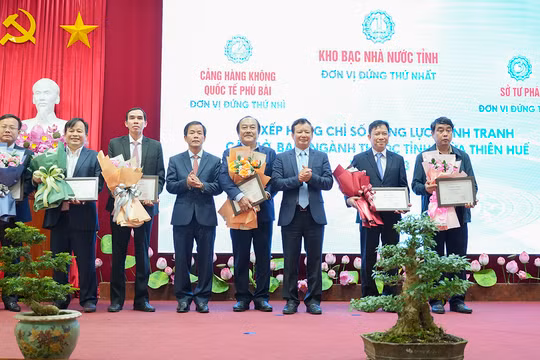 Lãnh đạo tỉnh Thừa Thiên Huế trao chứng nhận xếp hạng DDCI năm 2023 nhóm các sở, ban, ngành