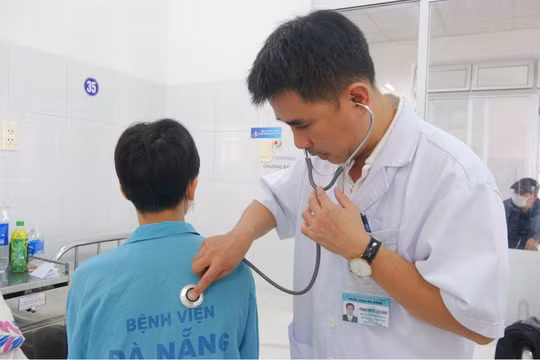 Bác sĩ thăm khám cho bệnh nhân sau phẫu thuật (ảnh BVCC)
