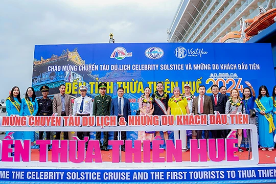 Quang cảnh lễ đón tàu du lịch đầu tiên đến tỉnh Thừa Thiên Huế bằng đường biển năm 2024. (ảnh thuathienhue.gov.vn)