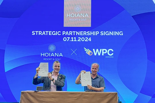 Ông Jan David (bìa phải), người sáng lập tổ chức Pickleball Global và Giải vô địch Pickleball thế giới cùng đại diện Hoiana Resort & Golf ký thoả thuận tổ chức giải đấu Pickleball quốc tế tại Quảng Nam vào Quý I/2025.