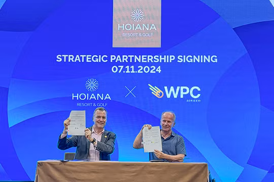 Ông Jan David (bìa phải), người sáng lập tổ chức Pickleball Global và Giải vô địch Pickleball thế giới cùng đại diện Hoiana Resort & Golf ký thoả thuận tổ chức giải đấu Pickleball quốc tế tại Quảng Nam vào Quý I/2025.
