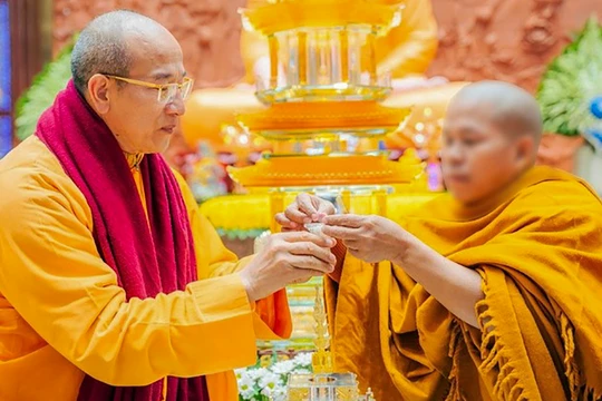 Đại đức Thích Trúc Thái Minh (trái) vừa bị Giáo hội họp áp dụng kỷ luật vì liên quan việc tổ chức trưng bày vật thể được cho là "xá-lợi tóc Đức Phật" cung thỉnh từ Myanmar về chùa Ba Vàng (Ảnh GNO)